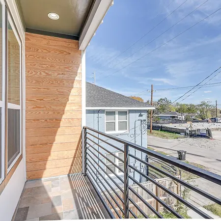 Houston Retreat With Balcony, 1 Mi To Toyota Center! Villa